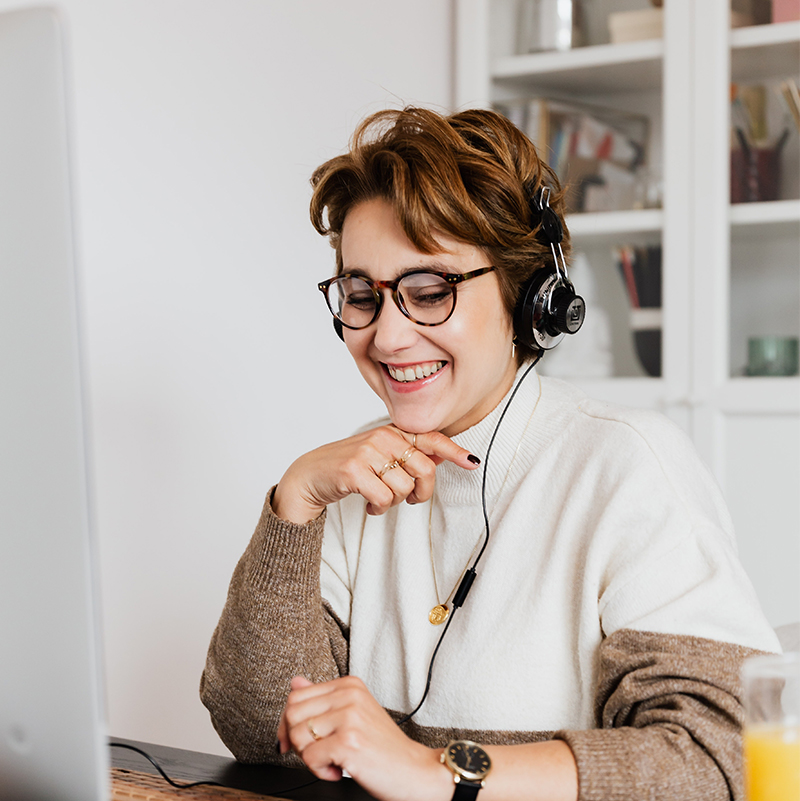 Woman-looking-at-computer-smiling