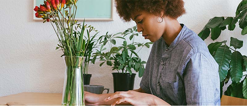 woman-looking-at-computer