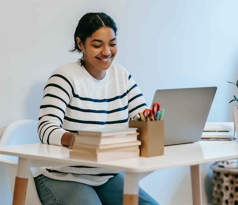 woman-smiling-using-computer