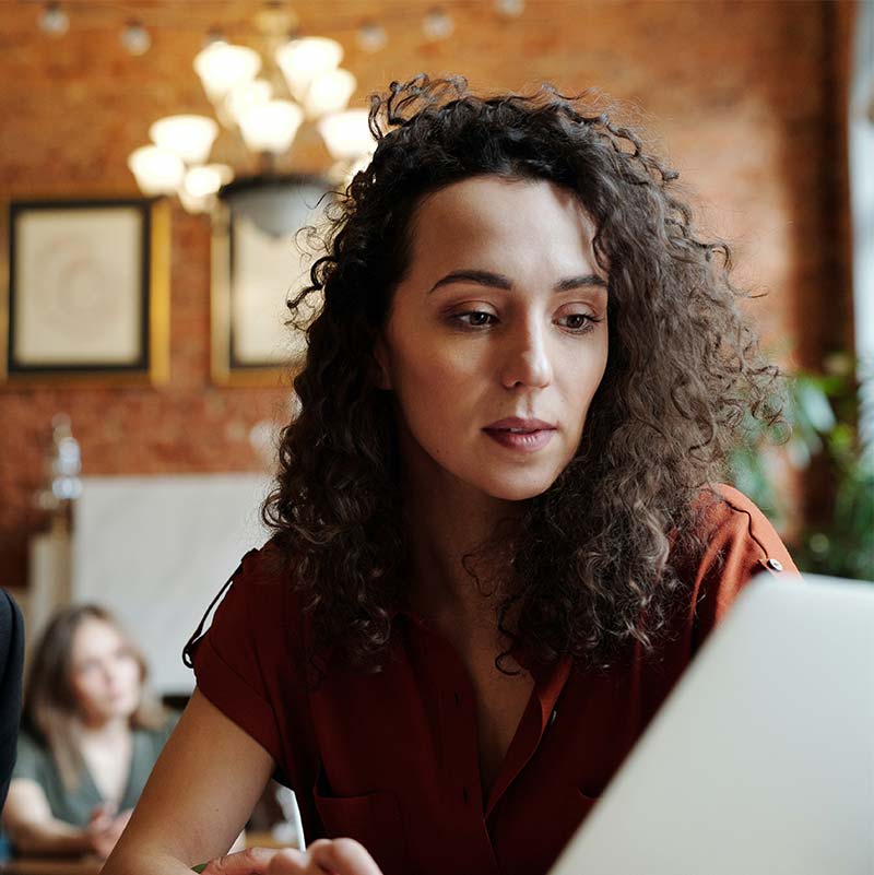 Clinicians-looking-at-computer-together